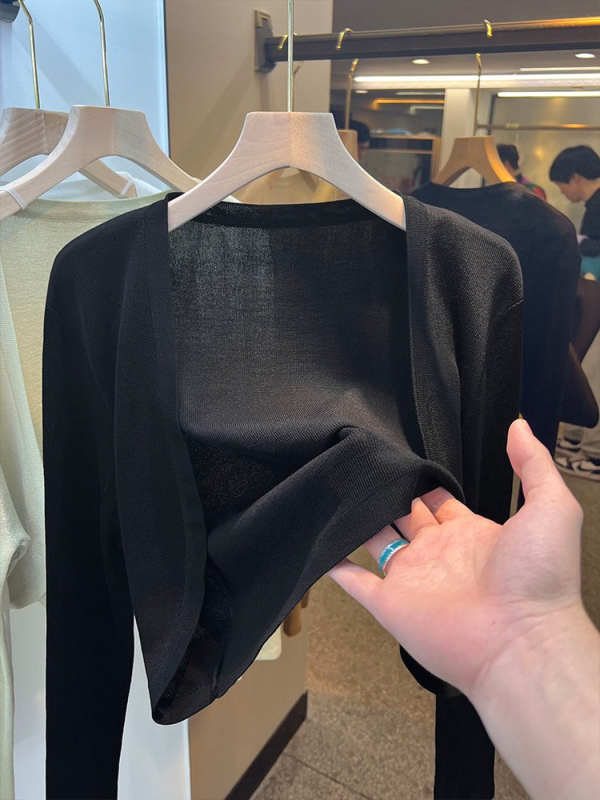 Kloak stiliaus plonas vasarinis kardiganas su UPF40+ saulės apsauga, poliesteris (70-80%) su spandekso (≤30%), ilgomis rankovėmis, trumpas ilgis 40–50 cm