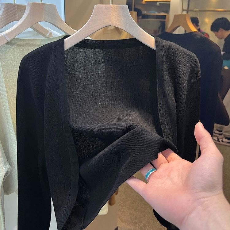 Kloak stiliaus plonas vasarinis kardiganas su UPF40+ saulės apsauga, poliesteris (70-80%) su spandekso (≤30%), ilgomis rankovėmis, trumpas ilgis 40–50 cm