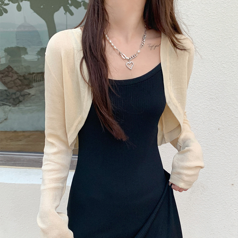 Kloak stiliaus plonas vasarinis kardiganas su UPF40+ saulės apsauga, poliesteris (70-80%) su spandekso (≤30%), ilgomis rankovėmis, trumpas ilgis 40–50 cm