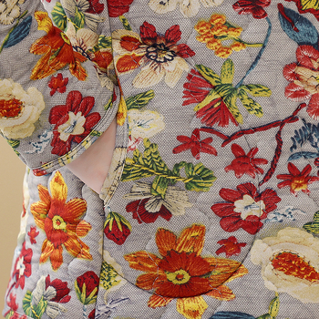 Žieminis medvilninis švarkas vyresnėms moterims, stovimas apykaklė, storesnis šilko-pamuko užpildas, vienos eilės užsegimas, elegantiškas kirpimas, ilgis 50–65 cm, tinkamas tiek vidaus, tiek lauko dėvėjimui