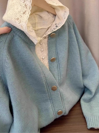 Set din două piese: cardigan tricotat cu glugă și top cu margine dantelată | fibră acrilică cu până la 30% poliester | primăvara 2025 | stil japonez-coreean lejer | mâneci lungi, guler rotund