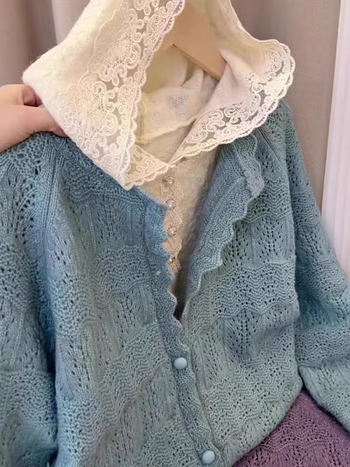 Set din două piese: cardigan tricotat cu glugă și top cu margine dantelată | fibră acrilică cu până la 30% poliester | primăvara 2025 | stil japonez-coreean lejer | mâneci lungi, guler rotund