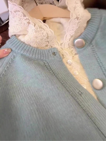 Set din două piese: cardigan tricotat cu glugă și top cu margine dantelată | fibră acrilică cu până la 30% poliester | primăvara 2025 | stil japonez-coreean lejer | mâneci lungi, guler rotund