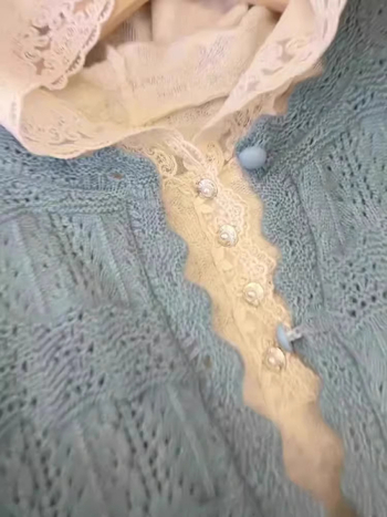 Set din două piese: cardigan tricotat cu glugă și top cu margine dantelată | fibră acrilică cu până la 30% poliester | primăvara 2025 | stil japonez-coreean lejer | mâneci lungi, guler rotund