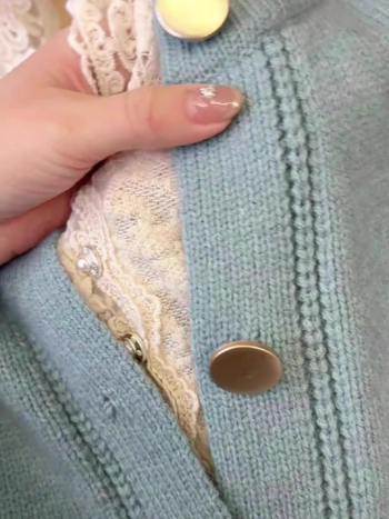 Set din două piese: cardigan tricotat cu glugă și top cu margine dantelată | fibră acrilică cu până la 30% poliester | primăvara 2025 | stil japonez-coreean lejer | mâneci lungi, guler rotund