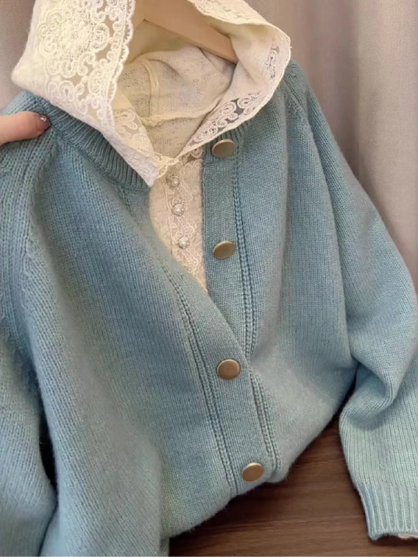 Set din două piese: cardigan tricotat cu glugă și top cu margine dantelată | fibră acrilică cu până la 30% poliester | primăvara 2025 | stil japonez-coreean lejer | mâneci lungi, guler rotund