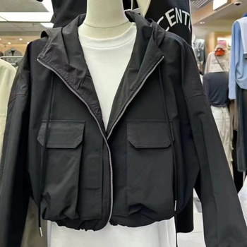 Moters paltas su gobtuvu, kišenėmis cargo, ilgos rankovės, halterio kaklas, sagties sagikimas, 90-95% poliesteris, miesto stilius, ruduo 2024