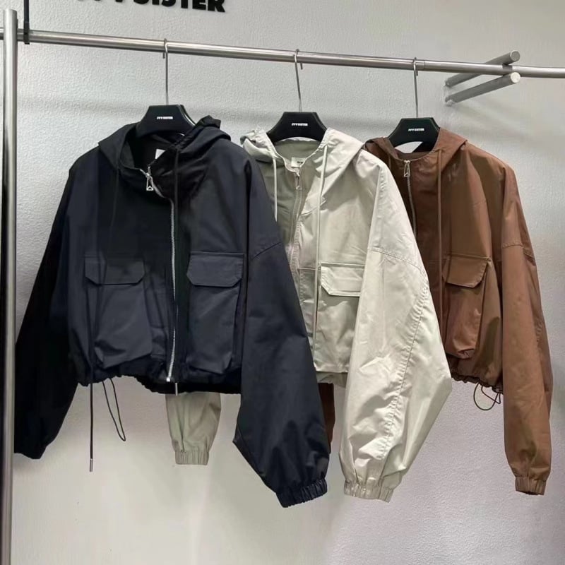 Sieviešu kapuci jaka ar kabatām cargo, garas piedurknes, halter kakls, sprādžu aizvēršana, 90-95% poliesteris, pilsētas stils, rudens 2024