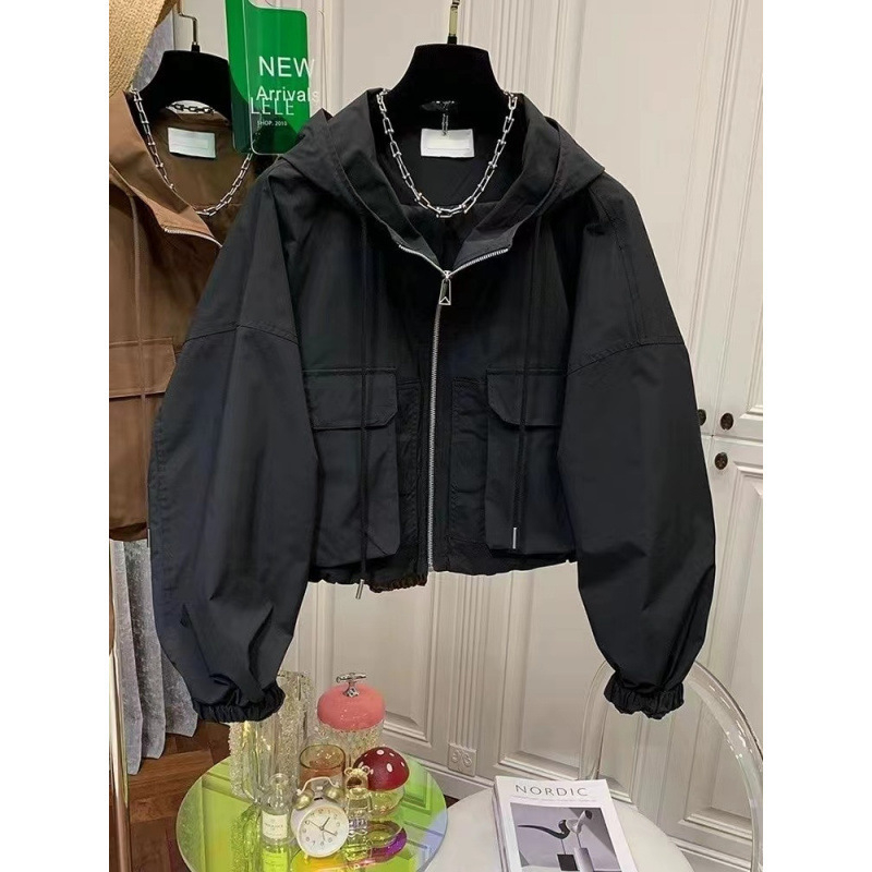 Moters paltas su gobtuvu, kišenėmis cargo, ilgos rankovės, halterio kaklas, sagties sagikimas, 90-95% poliesteris, miesto stilius, ruduo 2024