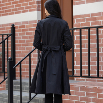 Γυναικείο παλτό μέσου μήκους από παχύ υφαντό πολυεστέρα τιλ, με γιακά τύπου σακακιού, μακριά μανίκια και κουμπωτή λωρίδα με κορδόνια