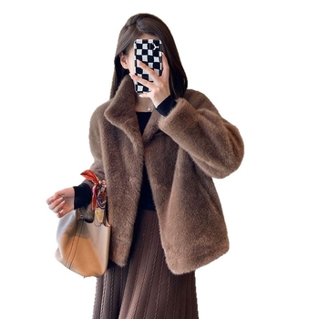 Moteriškas norkos velūro trumpas paltas, laisvas kirpimas, stovimas apykaklė, 70–80% norkos velūro turinys