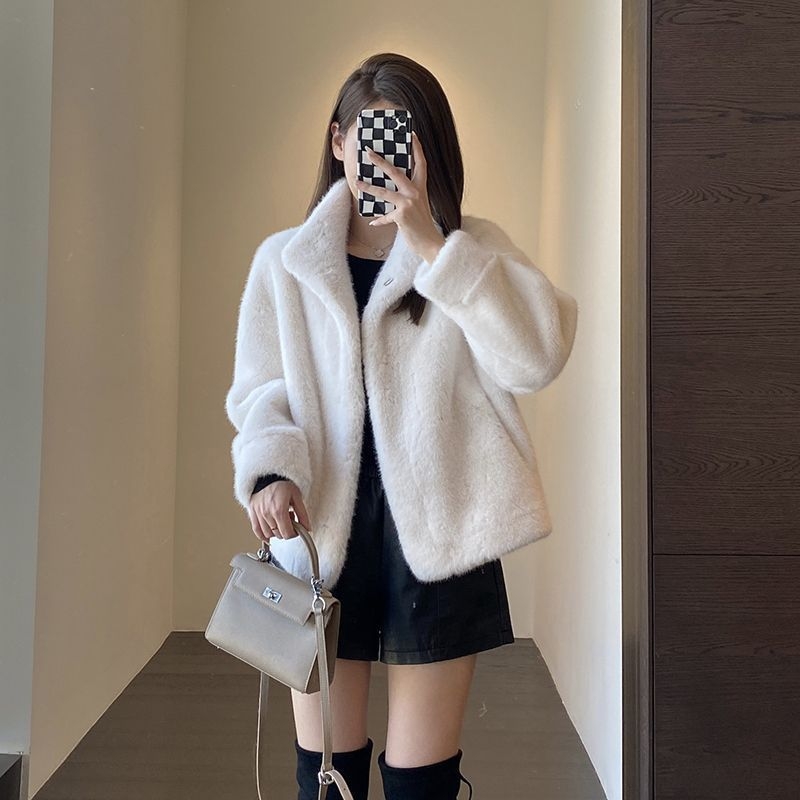 Moteriškas norkos velūro trumpas paltas, laisvas kirpimas, stovimas apykaklė, 70–80% norkos velūro turinys