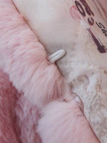 Női műszőrmés róka kabát, rövid szabás, kerek nyakú, hosszú ujjú, normál hosszúságú 50–65 cm