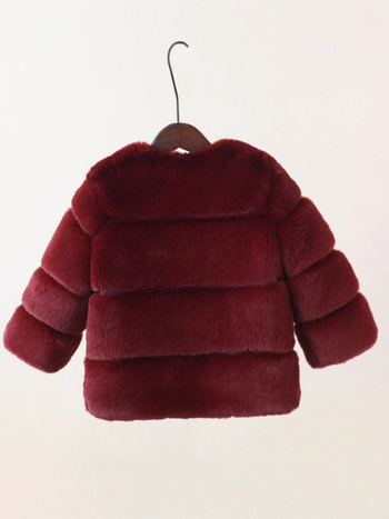 Női műszőrmés róka kabát, rövid szabás, kerek nyakú, hosszú ujjú, normál hosszúságú 50–65 cm