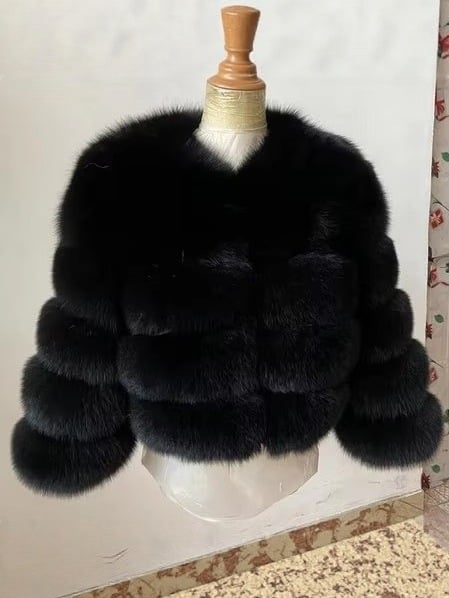 Női műszőrmés róka kabát, rövid szabás, kerek nyakú, hosszú ujjú, normál hosszúságú 50–65 cm