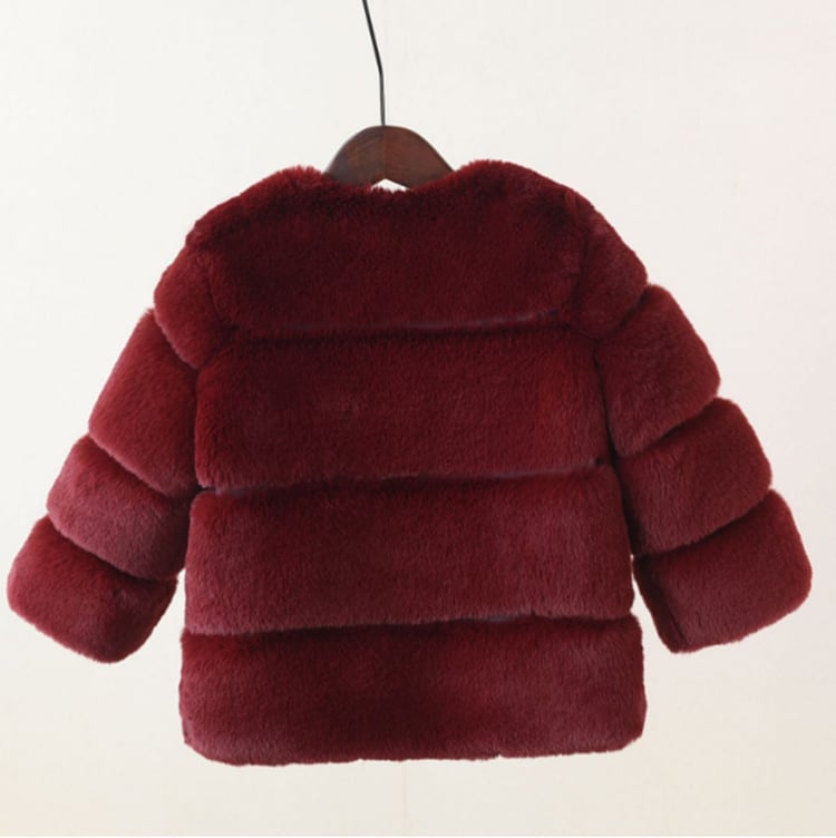 Női műszőrmés róka kabát, rövid szabás, kerek nyakú, hosszú ujjú, normál hosszúságú 50–65 cm