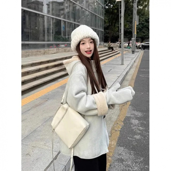 Moteriškas vilnos paltas su gobtuvu, vienos spalvos, vidutinio ilgio 65–80 cm, su fliso pamušalu šilumai