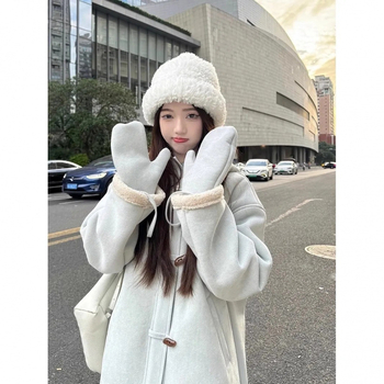 Moteriškas vilnos paltas su gobtuvu, vienos spalvos, vidutinio ilgio 65–80 cm, su fliso pamušalu šilumai