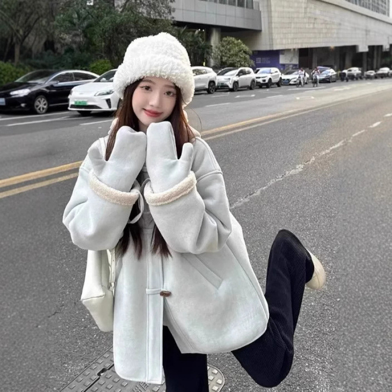 Moteriškas vilnos paltas su gobtuvu, vienos spalvos, vidutinio ilgio 65–80 cm, su fliso pamušalu šilumai