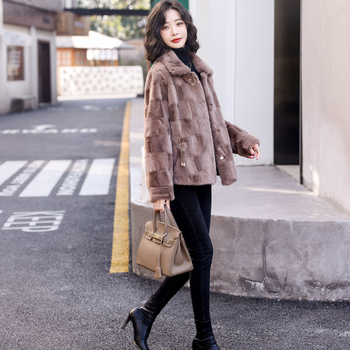 Moteriškas dirbtinio kailio paltas – languotas raštas, kvadratinė apykaklė, ilgos rankovės, ilgis 50–65 cm