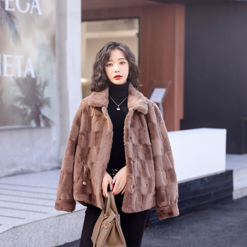 Moteriškas dirbtinio kailio paltas – languotas raštas, kvadratinė apykaklė, ilgos rankovės, ilgis 50–65 cm