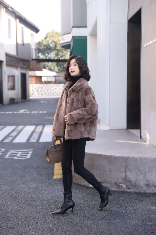 Moteriškas dirbtinio kailio paltas – languotas raštas, kvadratinė apykaklė, ilgos rankovės, ilgis 50–65 cm