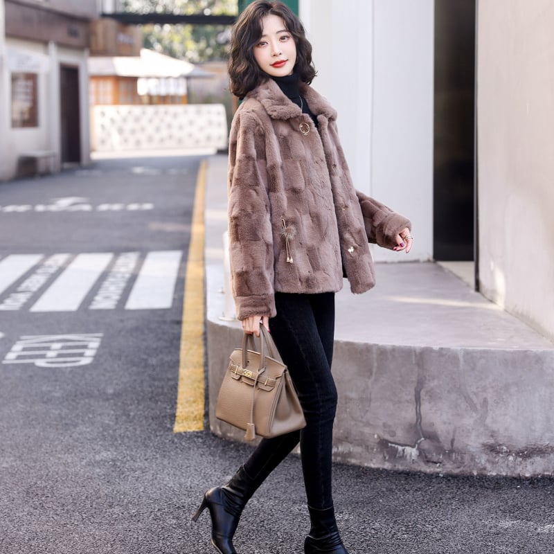 Sieviešu mākslīgās kažokādas mētelis – kvadrātveida apkakle, garas piedurknes, garums 50–65 cm