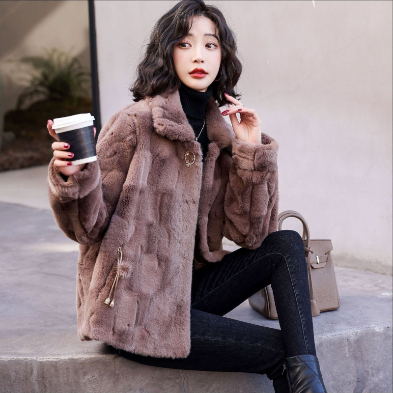 Moteriškas dirbtinio kailio paltas – languotas raštas, kvadratinė apykaklė, ilgos rankovės, ilgis 50–65 cm