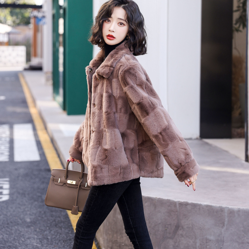 Moteriškas dirbtinio kailio paltas – languotas raštas, kvadratinė apykaklė, ilgos rankovės, ilgis 50–65 cm