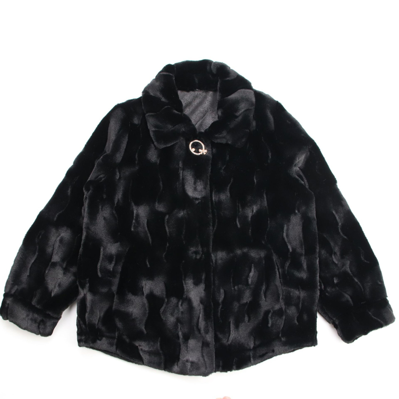 Moteriškas dirbtinio kailio paltas – languotas raštas, kvadratinė apykaklė, ilgos rankovės, ilgis 50–65 cm