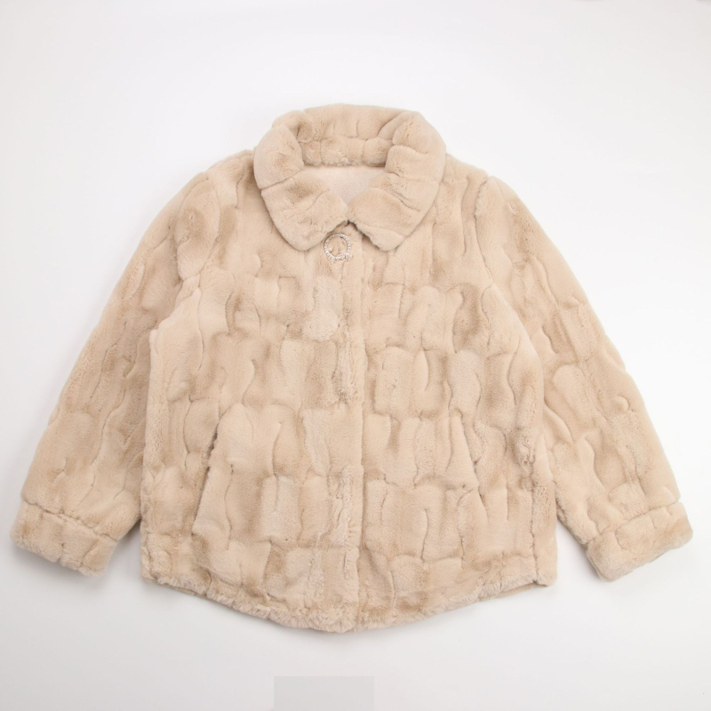 Moteriškas dirbtinio kailio paltas – languotas raštas, kvadratinė apykaklė, ilgos rankovės, ilgis 50–65 cm