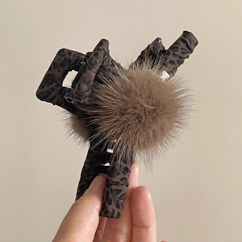 Plaukų segtuvas su norkos kailio kamuoliuku, leopardų raštas, rankų darbo audinys, Korėjiečių stiliaus