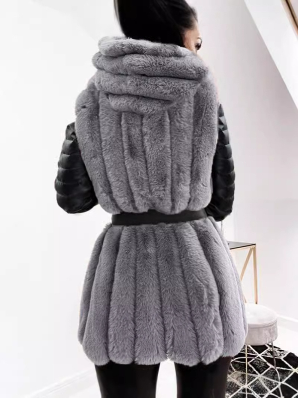 Sieviešu jaka ar kapuci no mākslīgās kažokādes, paneļu raksts viduklim, rudens–ziemas sezona, garas piedurknes