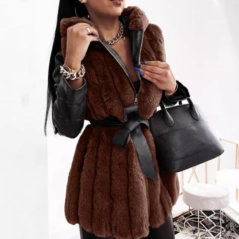 Sieviešu jaka ar kapuci no mākslīgās kažokādes, paneļu raksts viduklim, rudens–ziemas sezona, garas piedurknes