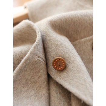 Paltas laisvo kirpimo, apvali kakla, ilgomis rankovėmis, vienpalvė poliesterio medžiaga, vidutinio svorio