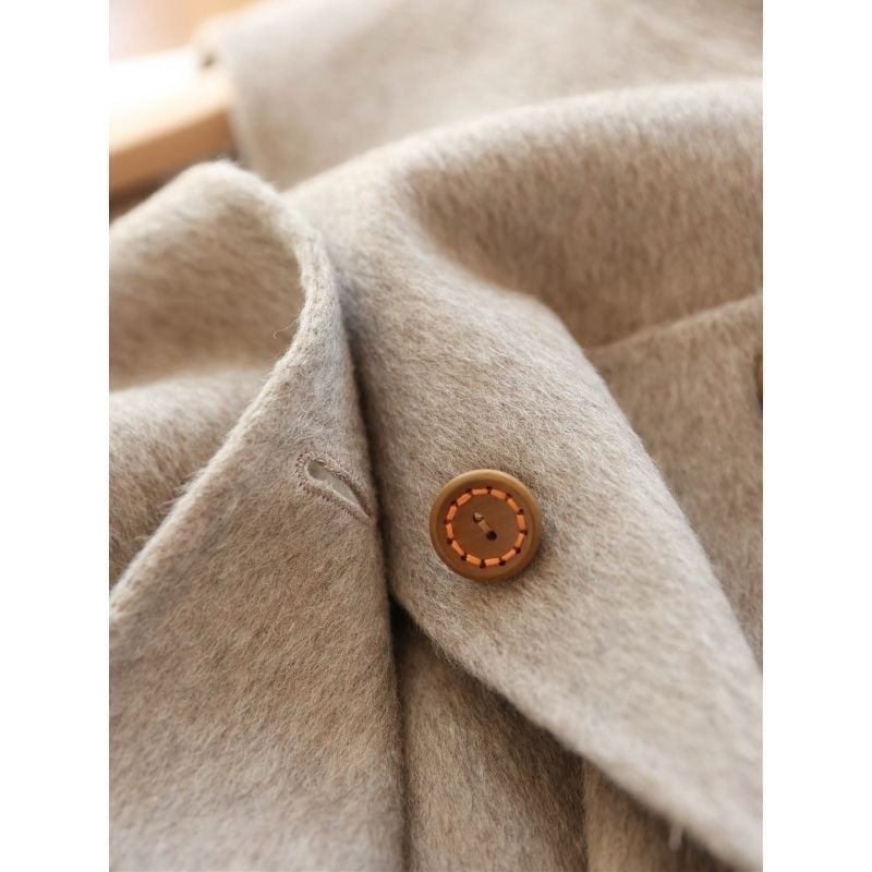 Paltas laisvo kirpimo, apvali kakla, ilgomis rankovėmis, vienpalvė poliesterio medžiaga, vidutinio svorio