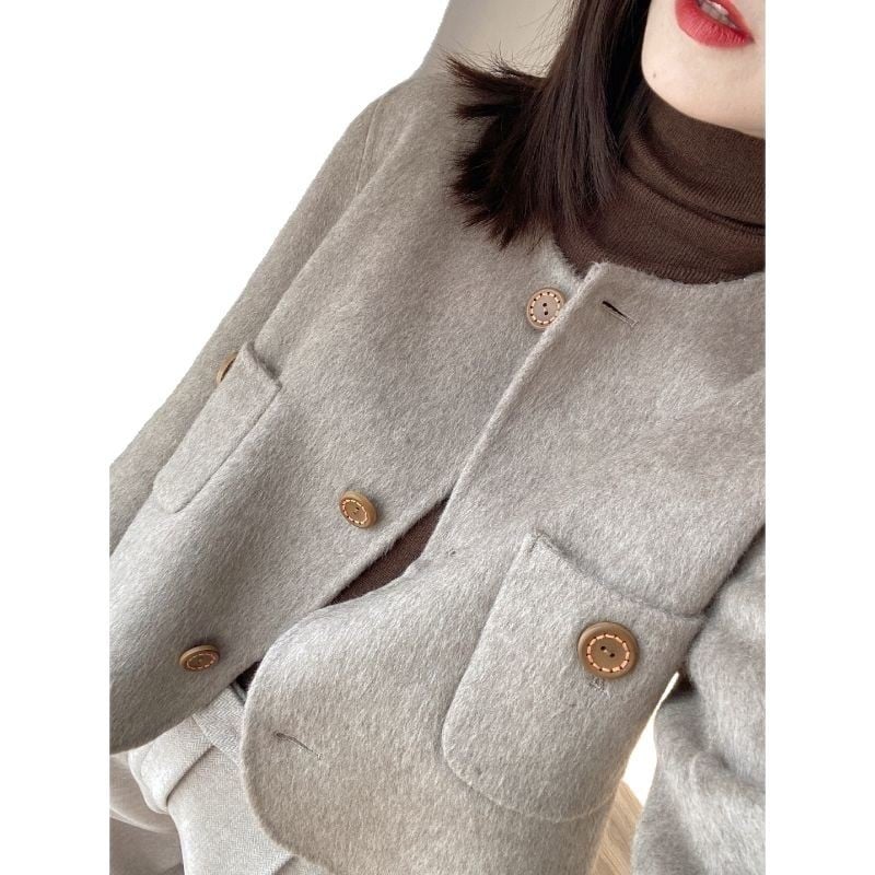 Paltas laisvo kirpimo, apvali kakla, ilgomis rankovėmis, vienpalvė poliesterio medžiaga, vidutinio svorio