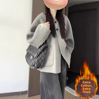 Moterų vidutinio ilgio paltas japoniško-koreietiško kasdienio stiliaus, apvalus kaklas, vieno eilės užsegimas, ilgos rankovės, tiesus kirpimas; audinys: 95% poliesteris + Dragon Phoenix Nylon.