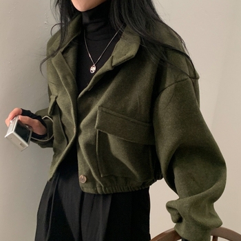 Moterų rudens-žiemos paltas, laisvo kirpimo, standi kaklo apykaklė, ilgos rankovės, užsegimas sagomis, raidžių panelės dizainas, tankus audinys, vidutinio ilgio