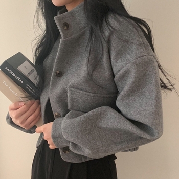Moterų rudens-žiemos paltas, laisvo kirpimo, standi kaklo apykaklė, ilgos rankovės, užsegimas sagomis, raidžių panelės dizainas, tankus audinys, vidutinio ilgio