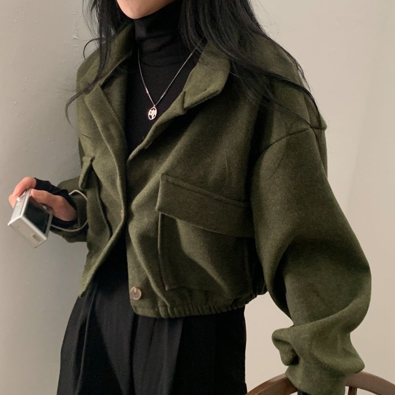 Sieviešķīgs rudens-ziemas mētelis, brīvā piegriezuma, augsts apkaklis, garas piedurknes, pogu aizdare, paneļu dizains ar burtiem, bieza audums, vidēja garuma