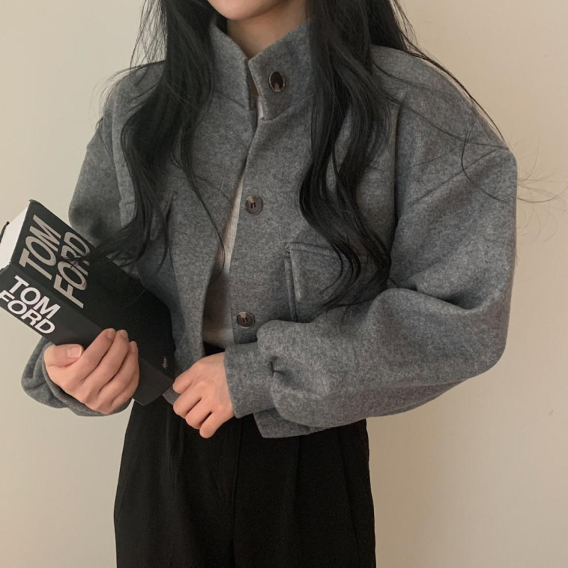 Moterų rudens-žiemos paltas, laisvo kirpimo, standi kaklo apykaklė, ilgos rankovės, užsegimas sagomis, raidžių panelės dizainas, tankus audinys, vidutinio ilgio