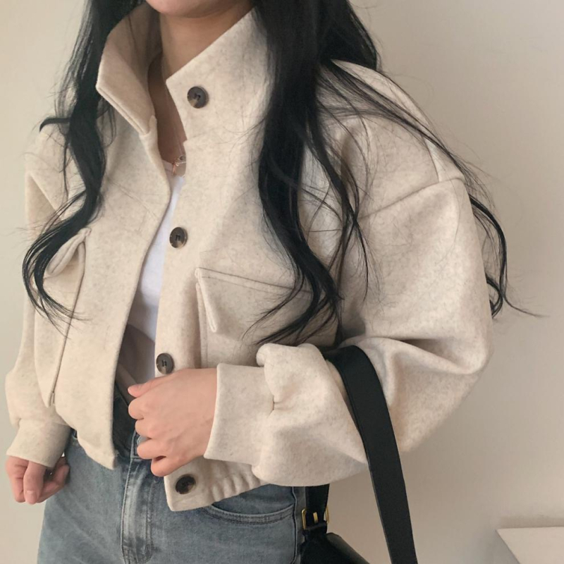 Moterų rudens-žiemos paltas, laisvo kirpimo, standi kaklo apykaklė, ilgos rankovės, užsegimas sagomis, raidžių panelės dizainas, tankus audinys, vidutinio ilgio