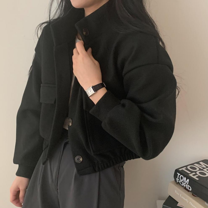 Moterų rudens-žiemos paltas, laisvo kirpimo, standi kaklo apykaklė, ilgos rankovės, užsegimas sagomis, raidžių panelės dizainas, tankus audinys, vidutinio ilgio