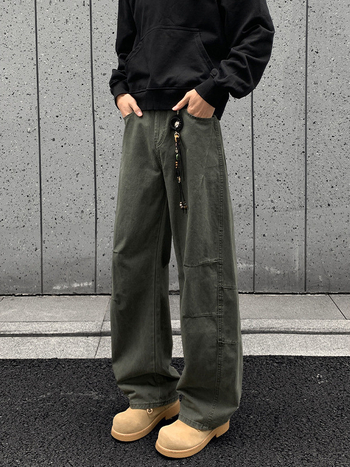 Traperice u američkom street-stilu, retro plisirane detalje, patchwork paneli i oprani završni ton, ležerni kroj, srednji struk, unisex, velika veličina, za jesen