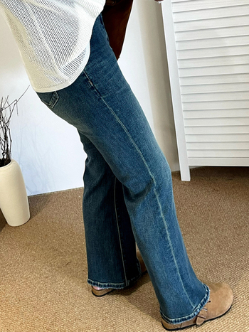 Ženske hlače traperice visokim strukom i ravnim krojem, elastični twill 7-count, pamuk-polyester smjesa, jesen 2025