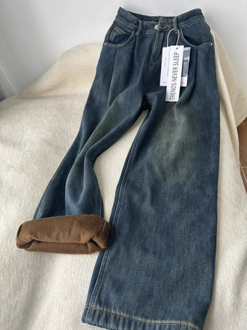Farmernadrág denim anyagból fleece-béléssel, magas derék, egyenes szabás széles lábbal, padlóig érő, téli kollekció 2025