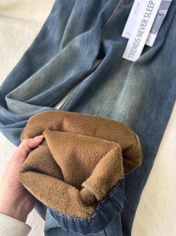 Farmernadrág denim anyagból fleece-béléssel, magas derék, egyenes szabás széles lábbal, padlóig érő, téli kollekció 2025