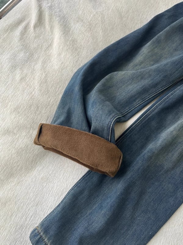 Farmernadrág denim anyagból fleece-béléssel, magas derék, egyenes szabás széles lábbal, padlóig érő, téli kollekció 2025