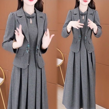 Két részes kosztüm középméretű szoknyával, poliészter anyag, kollázs/varrás dizájn, 2024 ősz.